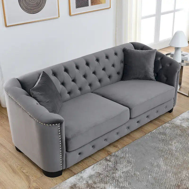 Graues samtbezogenes Chesterfield-Sofa für 3 Personen mit geknöpften Rückenlehnen und Nagelkopfverzierung