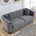 Graues samtbezogenes Chesterfield-Sofa für 3 Personen mit geknöpften Rückenlehnen und Nagelkopfverzierung