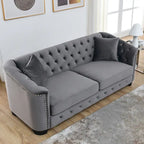 Graues samtbezogenes Chesterfield-Sofa für 3 Personen mit geknöpften Rückenlehnen und Nagelkopfverzierung