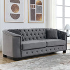 Graues samtbezogenes Chesterfield-Sofa für 3 Personen mit geknöpften Rückenlehnen und Nagelkopfverzierung