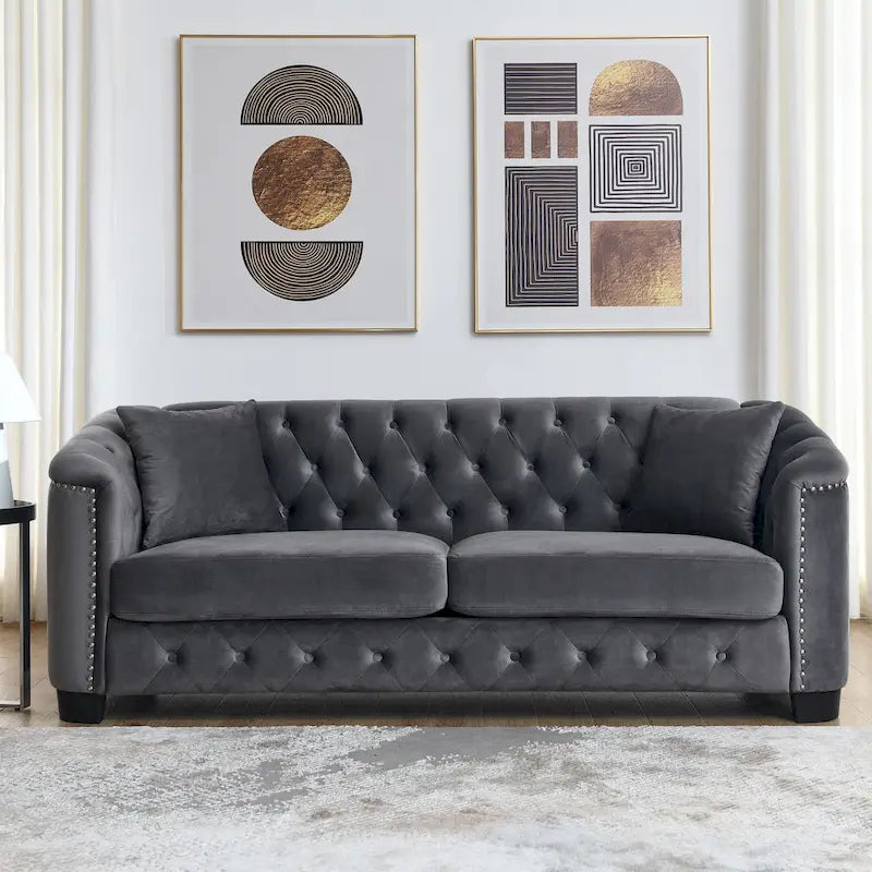 Graues samtbezogenes Chesterfield-Sofa für 3 Personen mit geknöpften Rückenlehnen und Nagelkopfverzierung