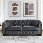 Graues samtbezogenes Chesterfield-Sofa für 3 Personen mit geknöpften Rückenlehnen und Nagelkopfverzierung