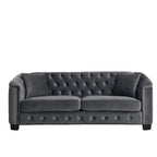 Graues samtbezogenes Chesterfield-Sofa für 3 Personen mit geknöpften Rückenlehnen und Nagelkopfverzierung