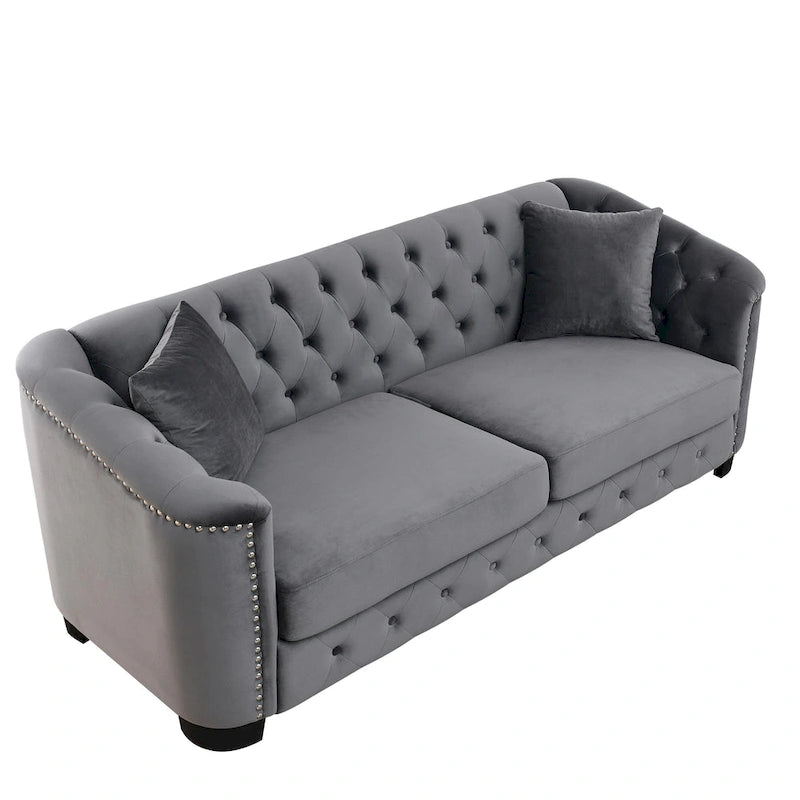 Graues samtbezogenes Chesterfield-Sofa für 3 Personen mit geknöpften Rückenlehnen und Nagelkopfverzierung