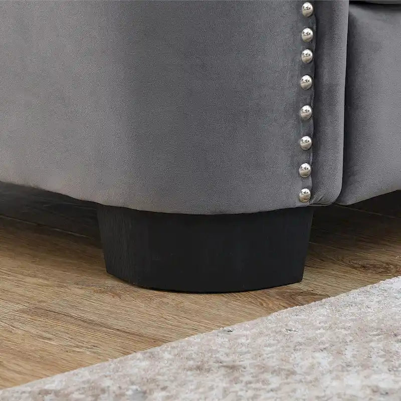 Graues samtbezogenes Chesterfield-Sofa für 3 Personen mit geknöpften Rückenlehnen und Nagelkopfverzierung