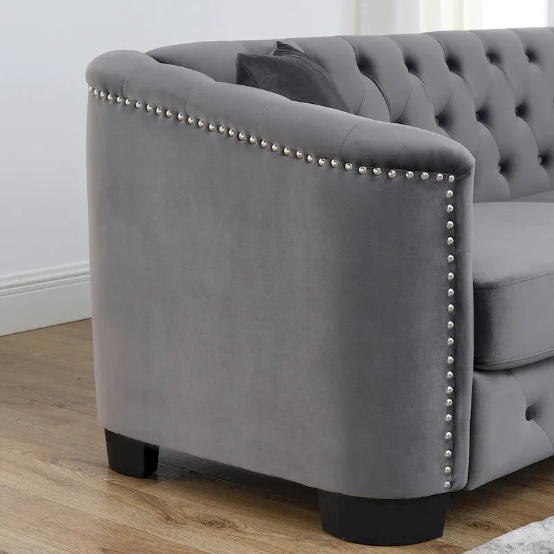 Graues samtbezogenes Chesterfield-Sofa für 3 Personen mit geknöpften Rückenlehnen und Nagelkopfverzierung