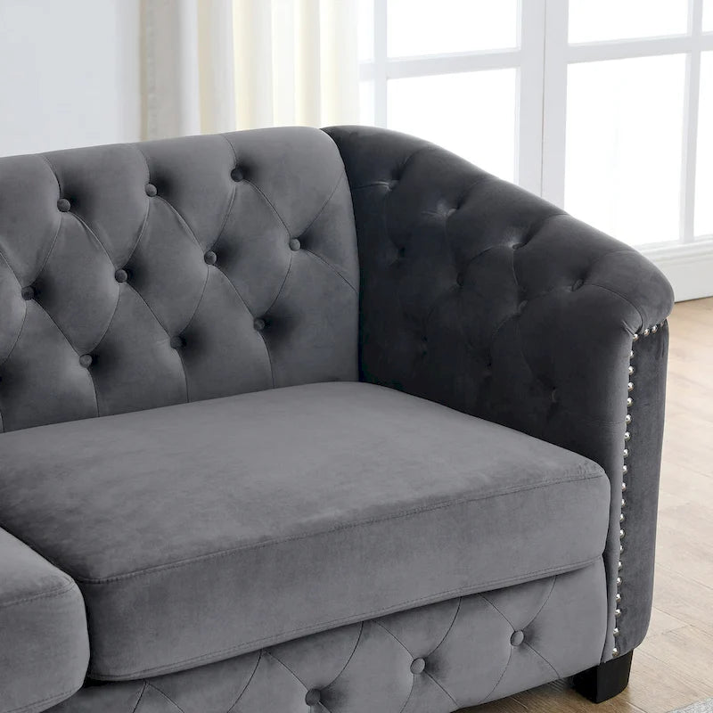 Graues samtbezogenes Chesterfield-Sofa für 3 Personen mit geknöpften Rückenlehnen und Nagelkopfverzierung
