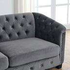 Graues samtbezogenes Chesterfield-Sofa für 3 Personen mit geknöpften Rückenlehnen und Nagelkopfverzierung