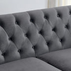 Graues samtbezogenes Chesterfield-Sofa für 3 Personen mit geknöpften Rückenlehnen und Nagelkopfverzierung