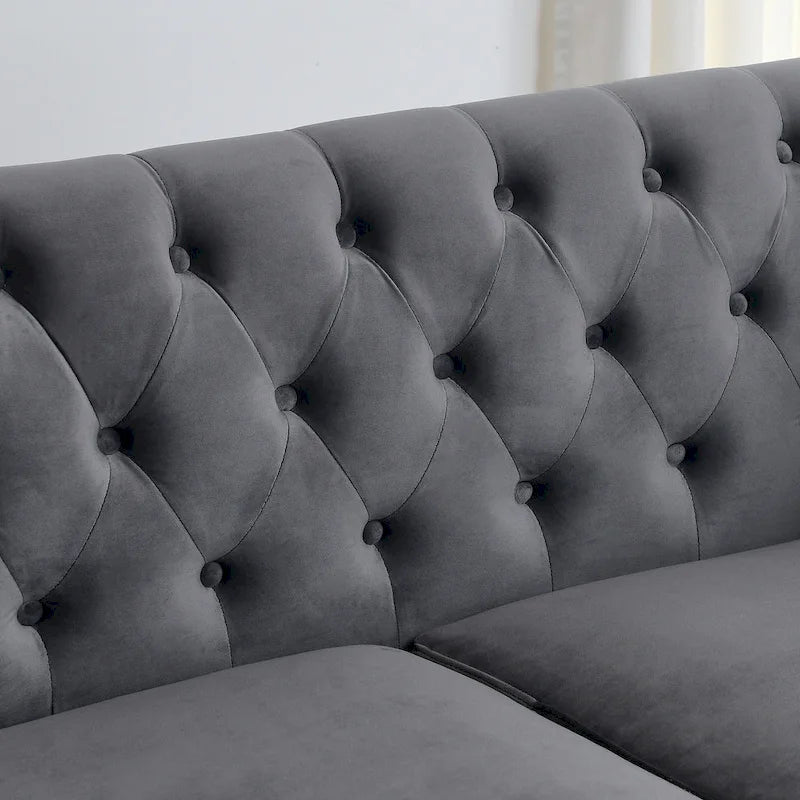 Graues samtbezogenes Chesterfield-Sofa für 3 Personen mit geknöpften Rückenlehnen und Nagelkopfverzierung