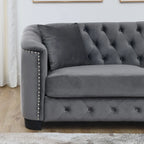 Graues samtbezogenes Chesterfield-Sofa für 3 Personen mit geknöpften Rückenlehnen und Nagelkopfverzierung