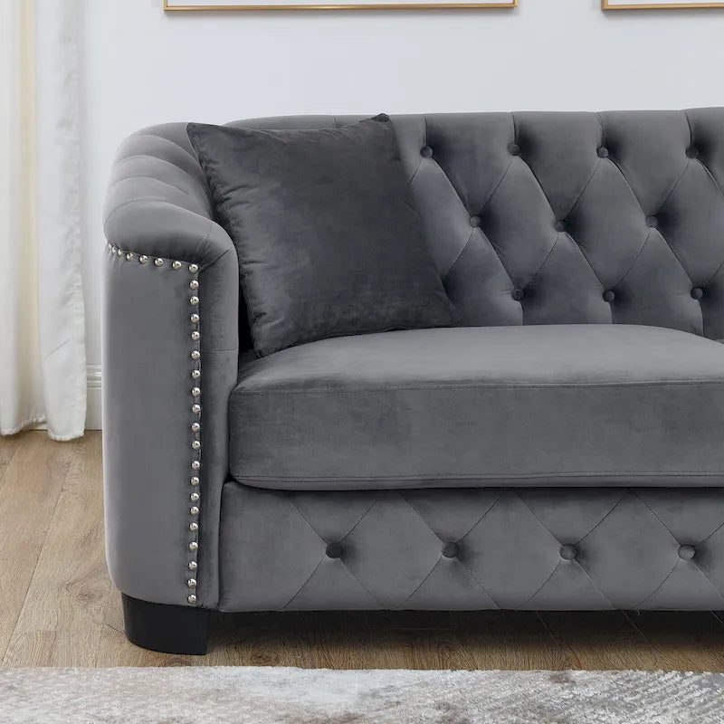 Graues samtbezogenes Chesterfield-Sofa für 3 Personen mit geknöpften Rückenlehnen und Nagelkopfverzierung